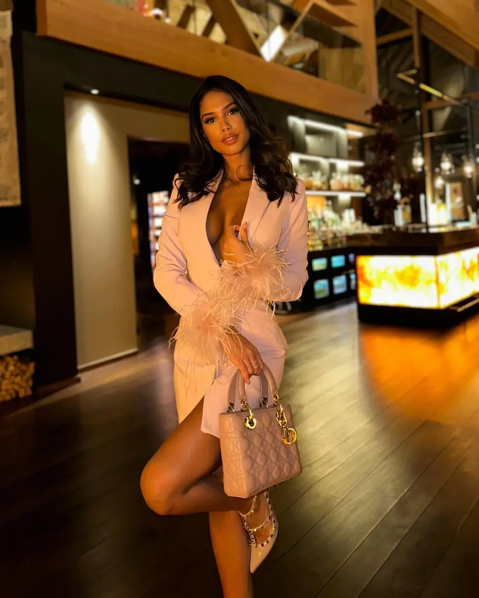 Dialna escort in Dubai